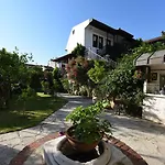 מלון Villa Konak Hotel קוסדסי